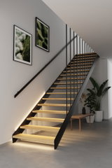 Moderne Treppe mit Holzstufen und schwarzem Metallgeländer, LED-Streifenbeleuchtung für Wohnraumdesign