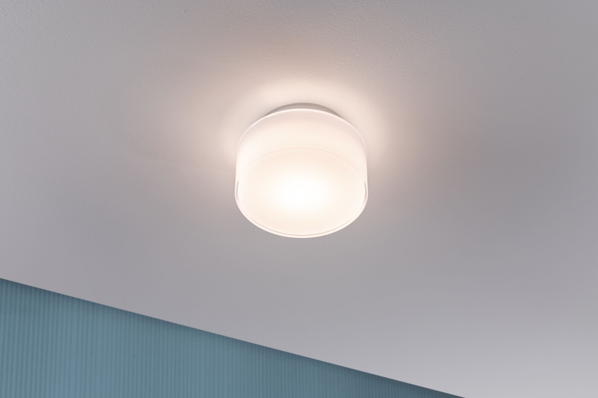 Runde Deckenleuchte aus weißem Glas mit warmweißem Licht für moderne Wohnräume