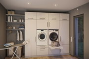 Buanderie moderne blanche encastrée avec machine à laver, sèche-linge et planche à repasser intégrée dans un espace en bois clair.