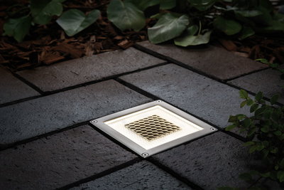 Eingelassene quadratische LED-Bodenleuchte aus Edelstahl mit Wabenstruktur und warmweißem Licht im Außenbereich