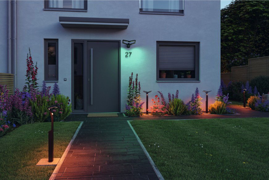 Moderne Außenbeleuchtung mit schwarzen LED-Wegeleuchten und Hausnummernleuchte an grauem Haus mit Garten.