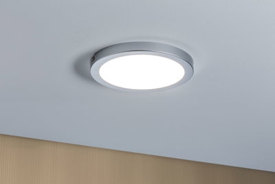 Runde LED-Deckenleuchte mit weißem Diffusor und silbernem Metallrahmen für modernes Raumlicht