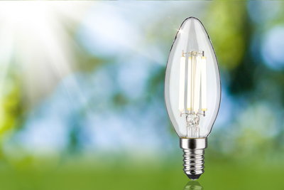 LED-lyspære i stearinlysform med klart glas og E14-fatning til energibesparende belysning
