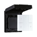 Witte wandschakelaar met vier knoppen in zwarte beschermbehuizing voor buiten en smart home bediening