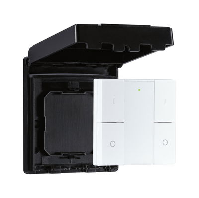 Witte wandschakelaar met vier knoppen in zwarte beschermbehuizing voor buiten en smart home bediening