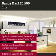 Cuisine blanche moderne avec éclairage LED sous les armoires murales et îlot central sur sol en bois