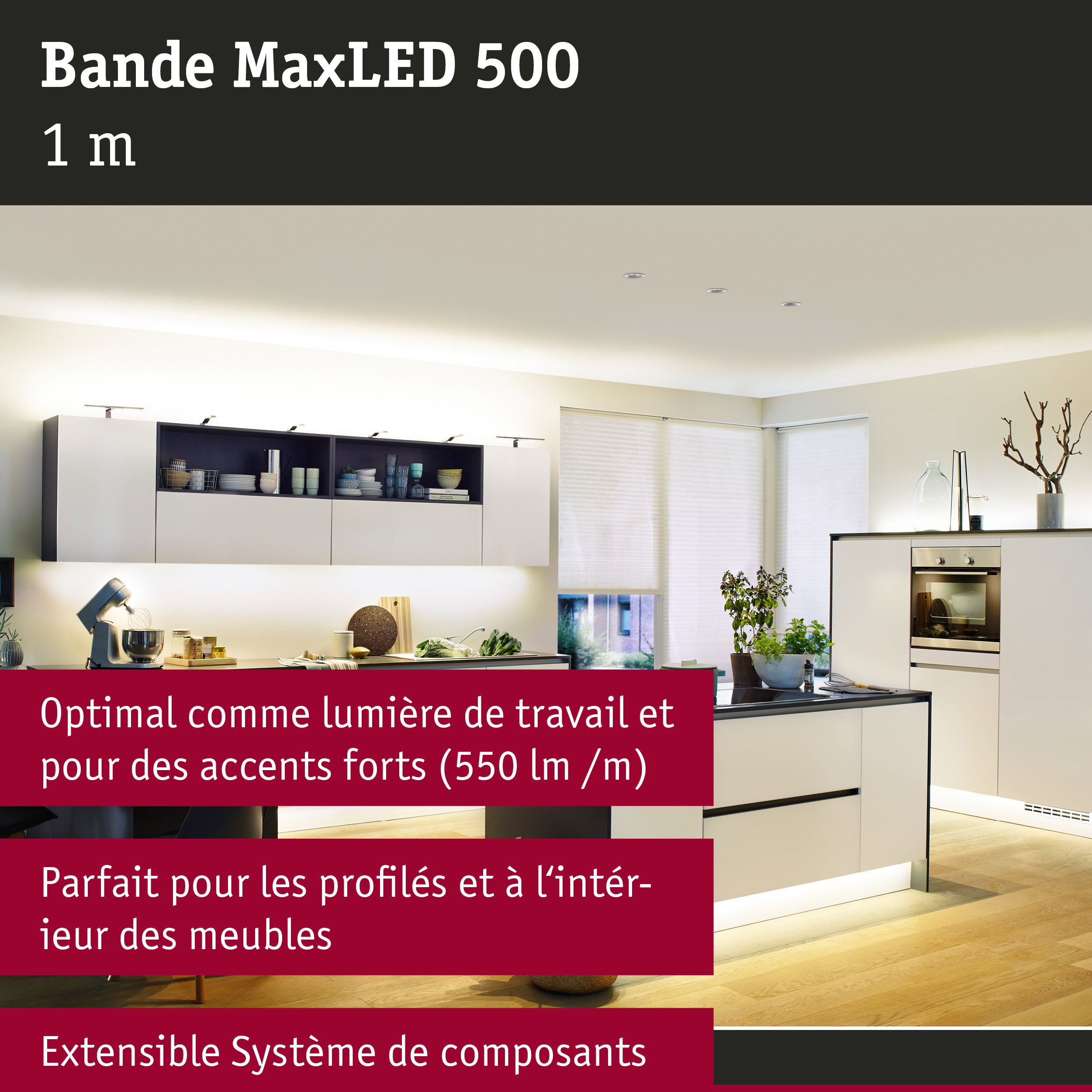 Cuisine blanche moderne avec éclairage LED sous les armoires murales et îlot central sur sol en bois
