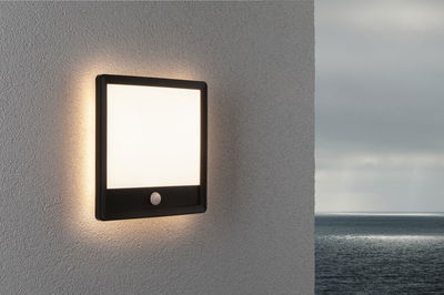 Quadratische Außenwandleuchte in Schwarz mit warmweißem Licht und Bewegungsmelder für Terrasse und Garten