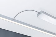 Lumière de plafond LED moderne avec boîtier en aluminium argenté et câble de connexion flexible pour intérieur.