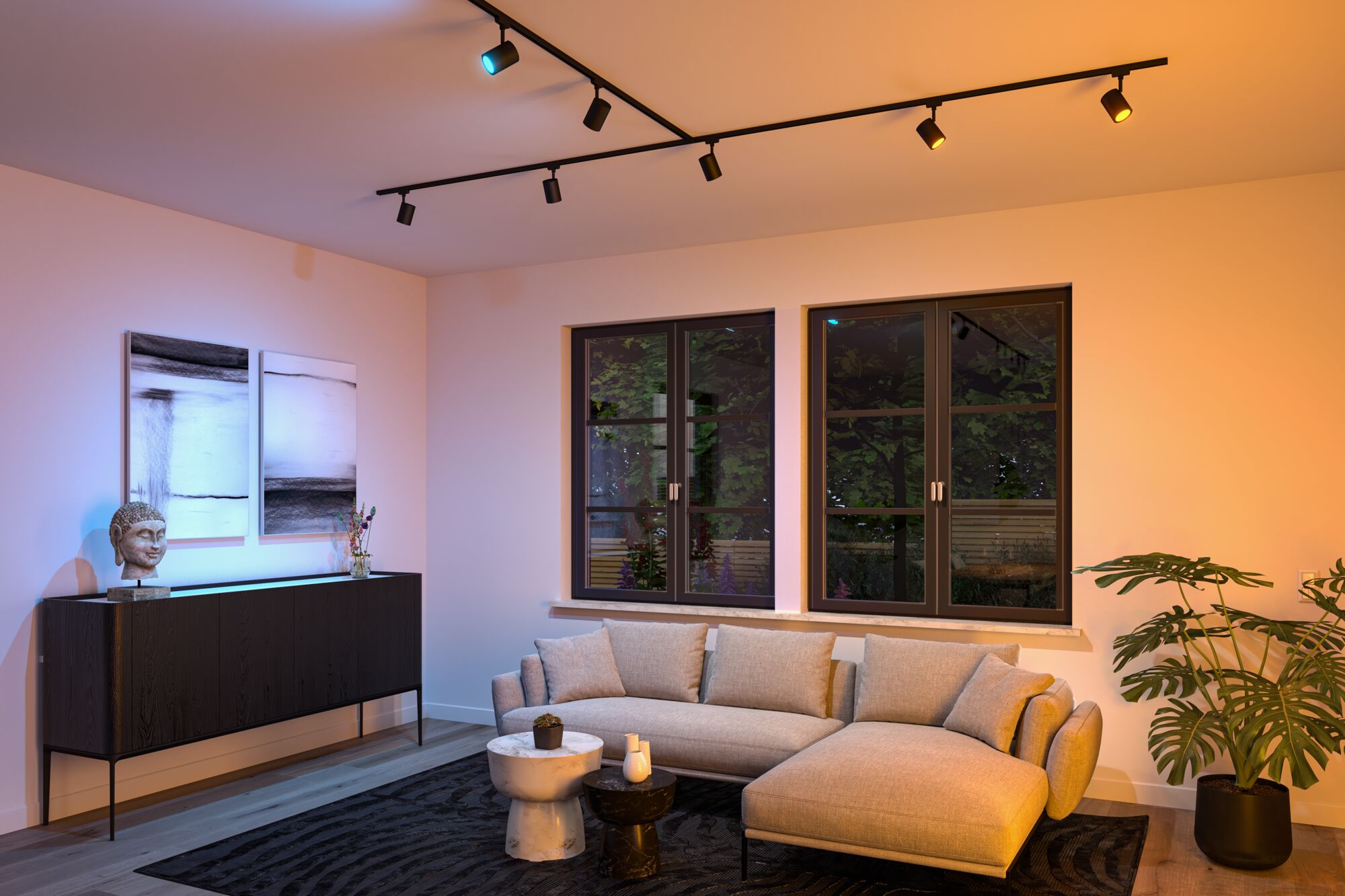 Moderne woonkamer met zwarte LED-railsverlichting, grijze bank en planten in warm licht.