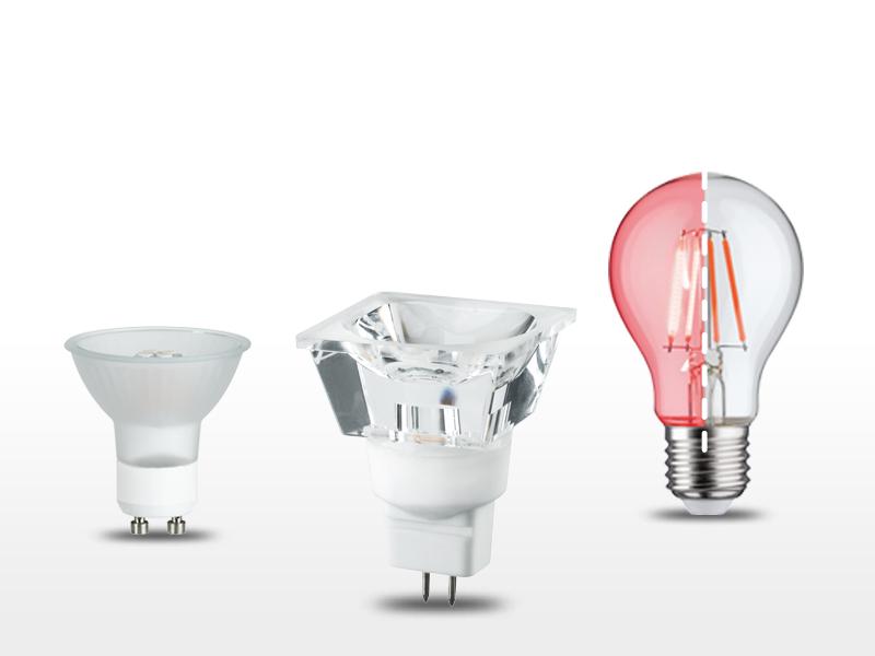 Trois ampoules LED blanches et transparentes, dont une ampoule filament moitié rouge pour éclairage spécial.