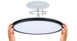Ronde LED-plafondlamp met zwarte rand en witte diffuser, montage-instructies zichtbaar.