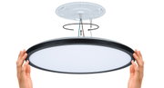 Plafonnier LED rond avec cadre noir et diffuseur blanc, illustration des étapes de montage.