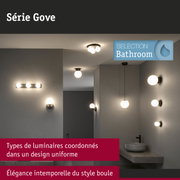 Différents luminaires de salle de bain de la série Gove avec globes en verre blanc et supports noirs mats