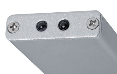 Close-up van zilverkleurige metalen behuizing met twee zwarte sensoren en schroeven voor verlichtingstechniek