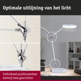 Witte LED-bureaulamp met chromen scharnier voor flexibele lichtpositionering op kantoor