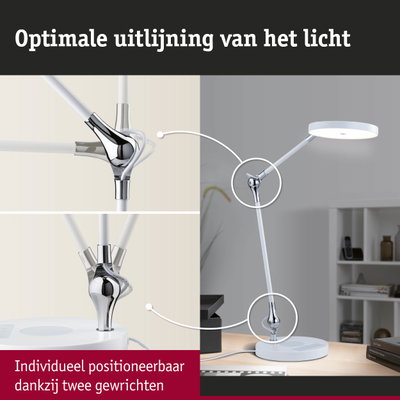 Witte LED-bureaulamp met chromen scharnier voor flexibele lichtpositionering op kantoor