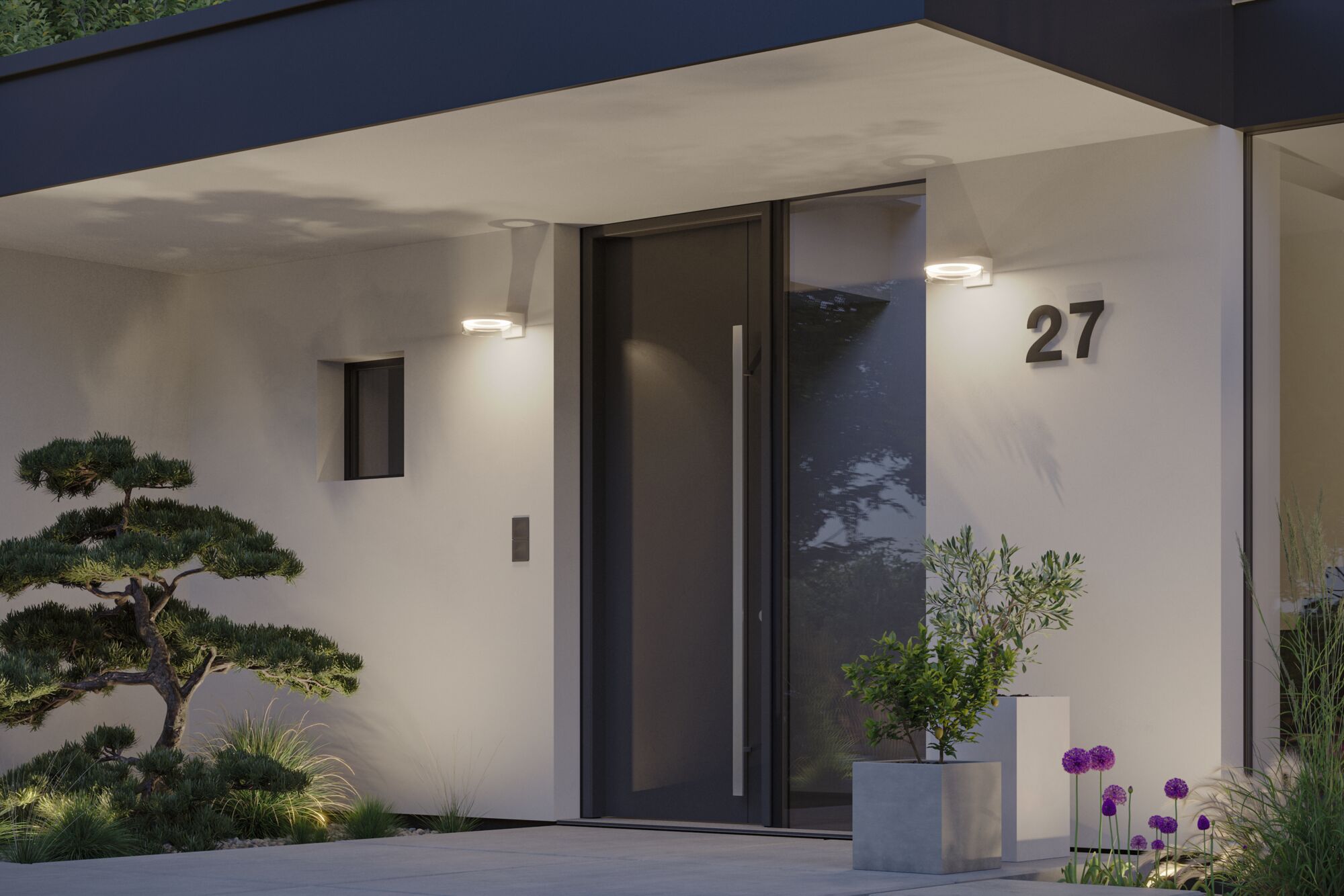 Moderne weiße Hausfassade mit schwarzer Tür und zwei runden LED-Wandleuchten außen beleuchtet