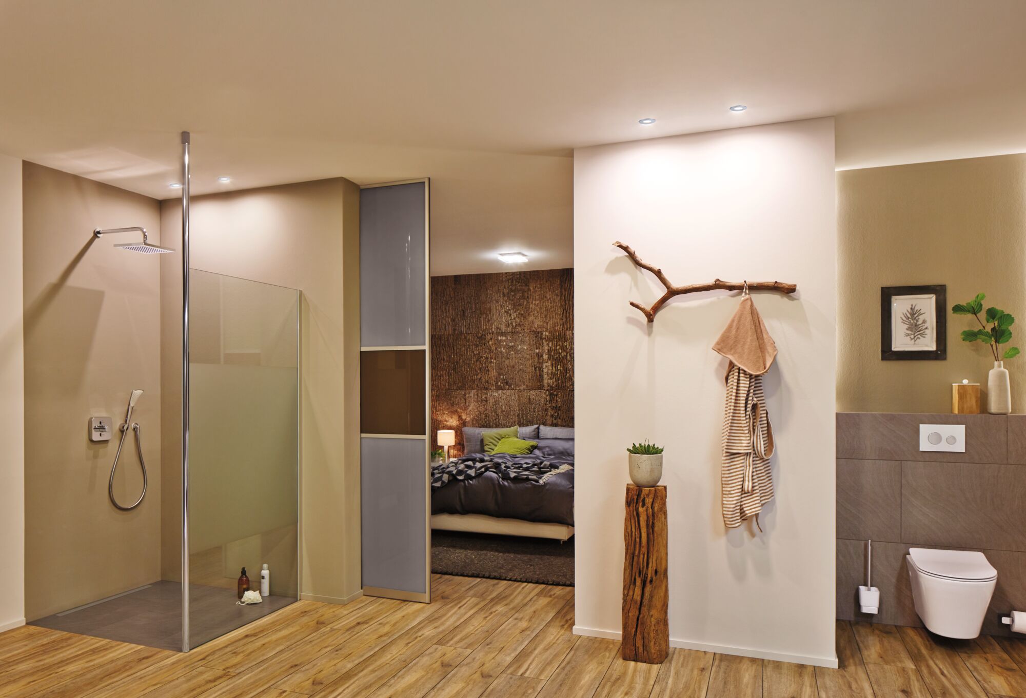 Salle de bain moderne avec douche ouverte, sol en bois et décoration naturelle pour un éclairage élégant