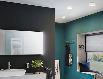 Modernes Badezimmer mit LED-Spiegelleuchte und drei runden Deckenleuchten in Weiß für helle Raumbeleuchtung