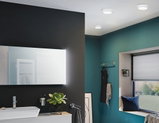 Modernes Badezimmer mit LED-Spiegelleuchte und drei runden Deckenleuchten in Weiß für helle Raumbeleuchtung