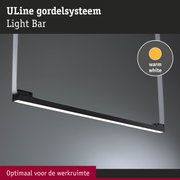 Zwarte ULine LED-lichtbalk met warm wit licht en textiele ophanging, ideaal voor werkruimtes