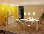 Modernes Esszimmer mit weißen Stühlen, Holzboden und drei weißen Pendelleuchten an der Decke.