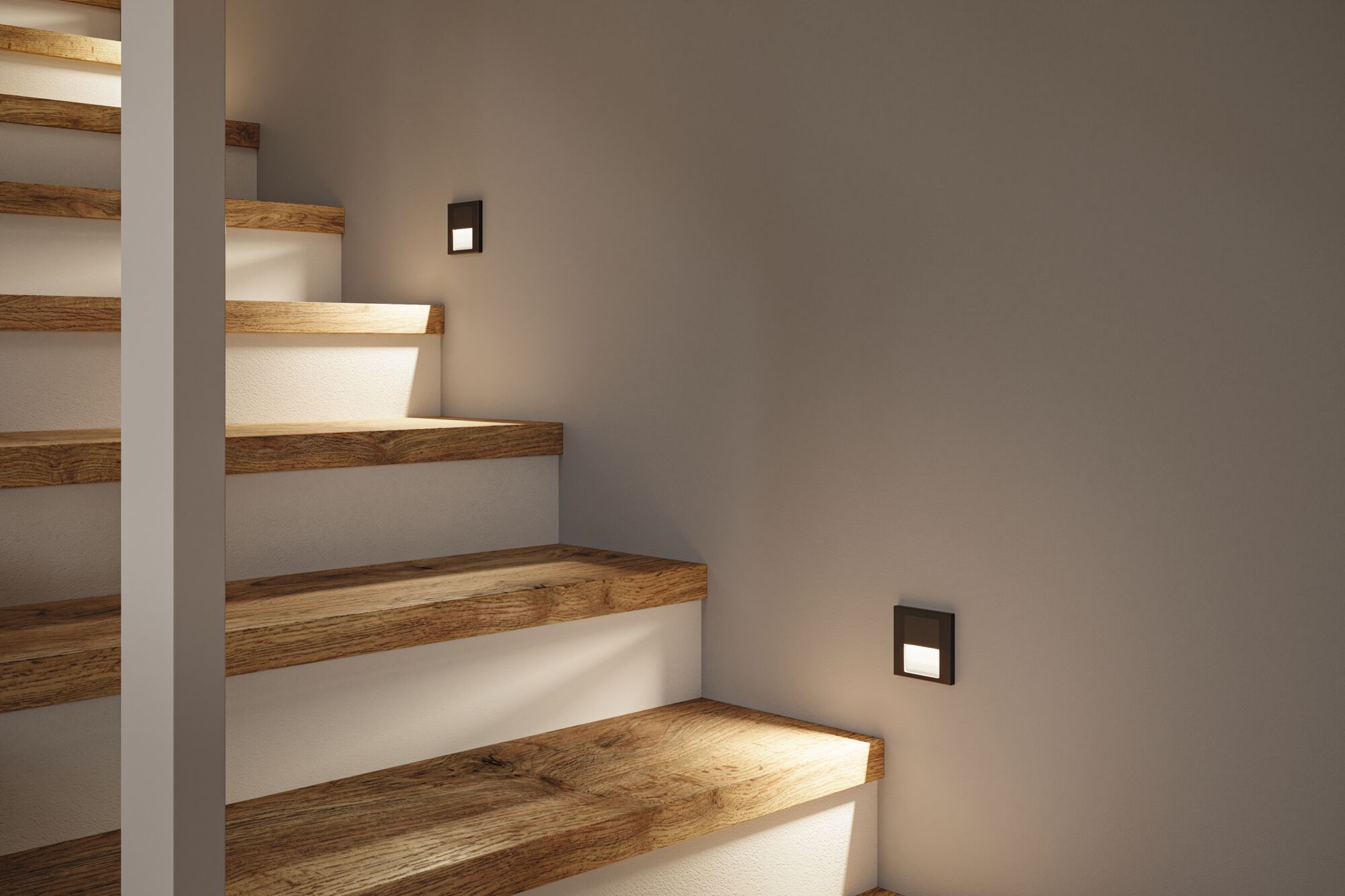 Moderne Treppenbeleuchtung mit quadratischen LED-Wandleuchten in Schwarz für Holzstufen.