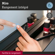 Main touchant un miroir noir avec rangement intégré pour vernis à ongles et cosmétiques
