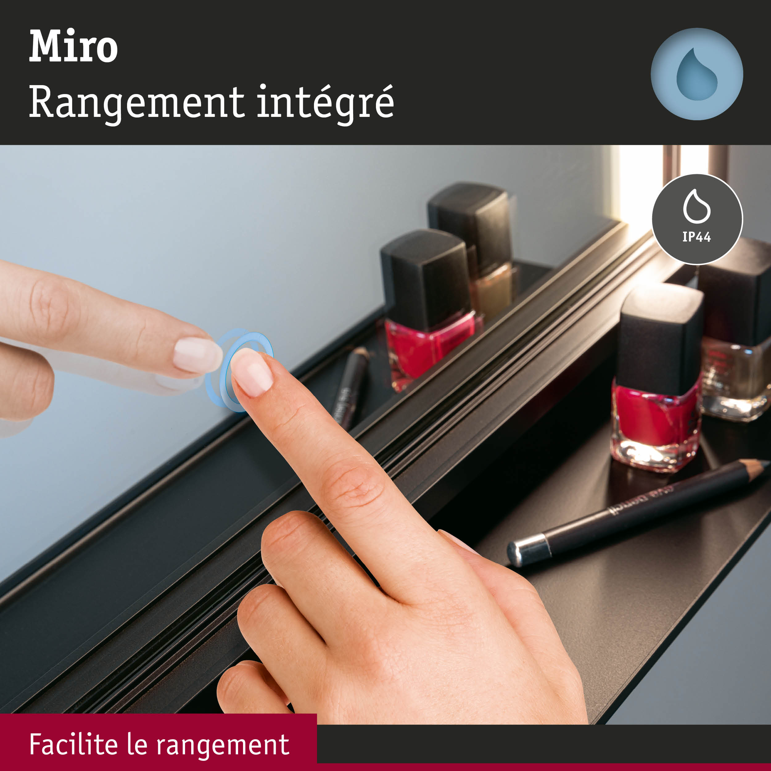 Main touchant un miroir noir avec rangement intégré pour vernis à ongles et cosmétiques