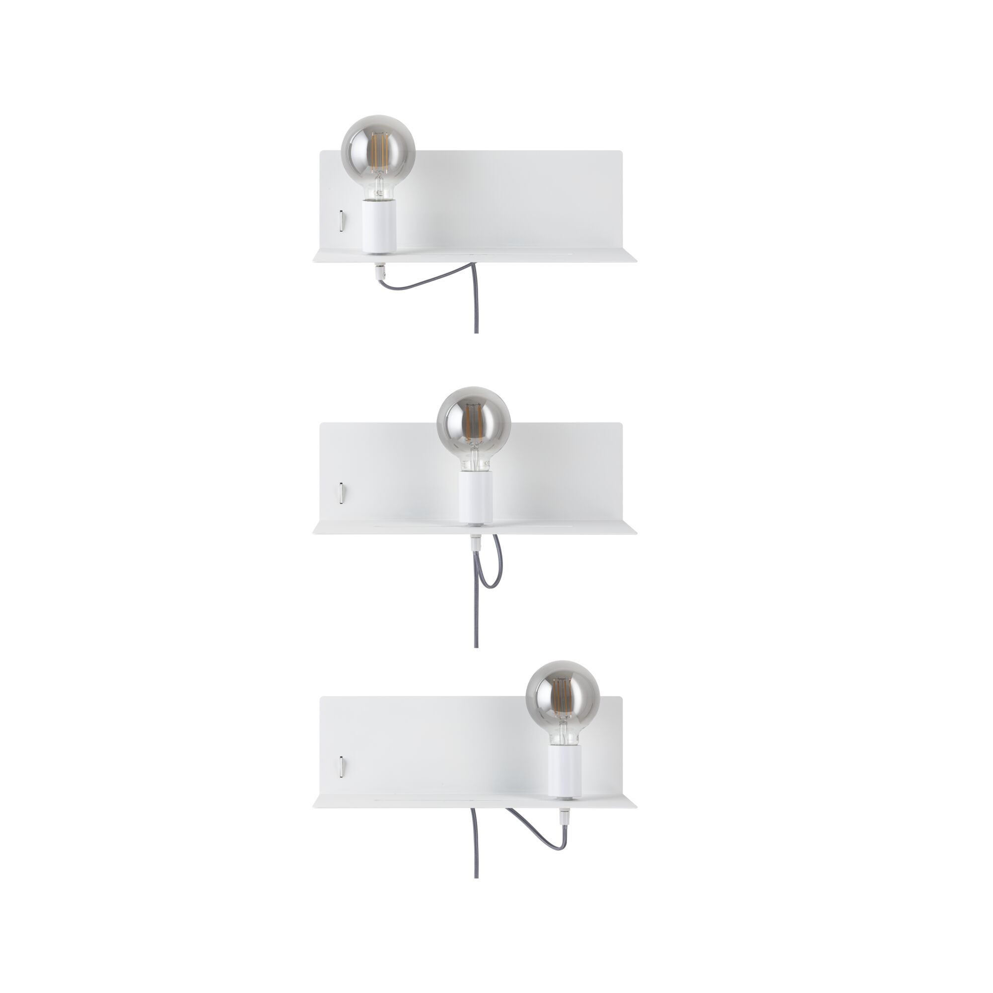 Drei weiße Wandlampen aus Metall mit sichtbaren Glühbirnen und grauen Kabeln, modernes Design.