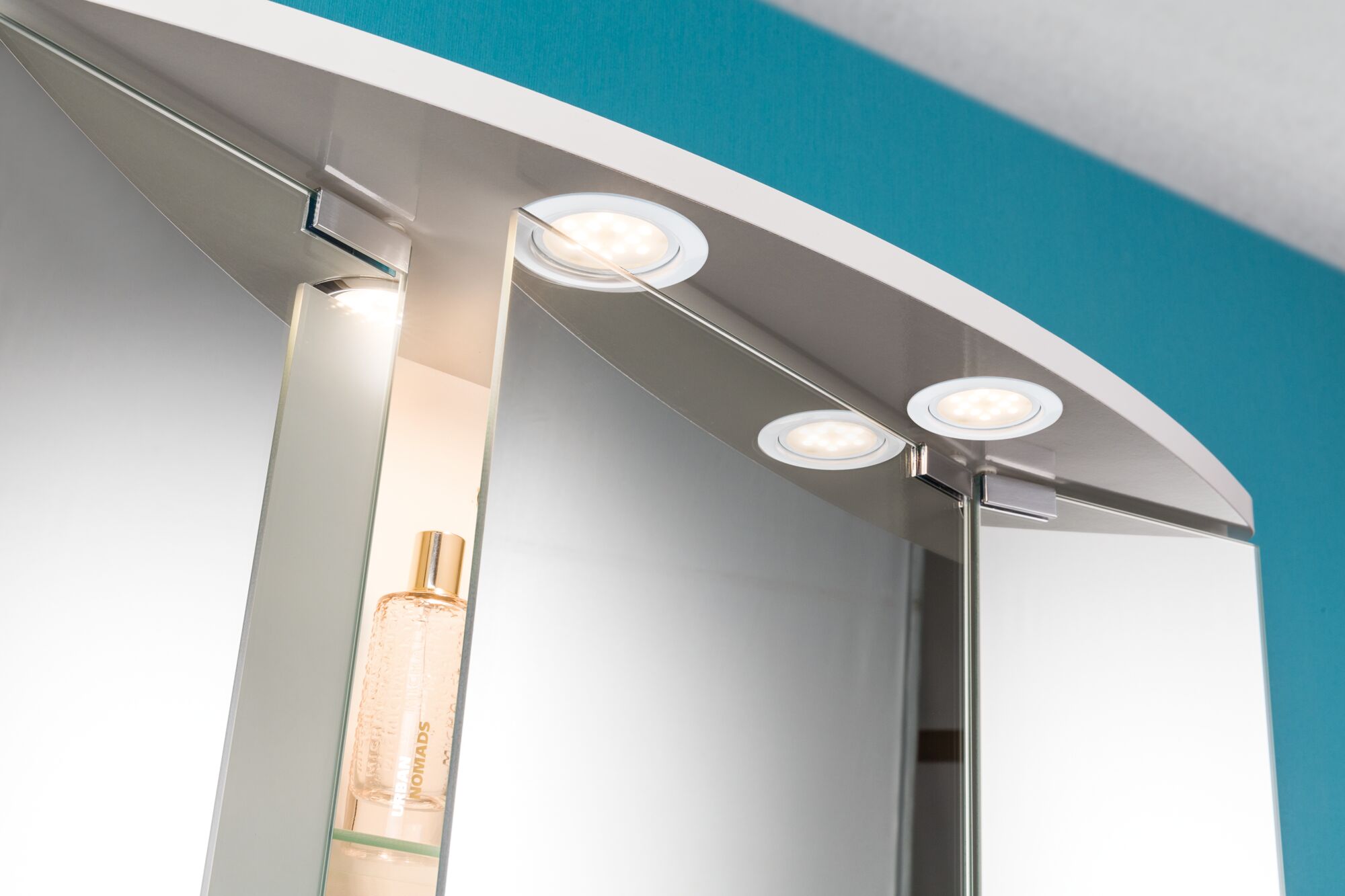 Ensemble miroir de salle de bain moderne avec spots LED blancs et étagère en verre, idéal pour l'éclairage