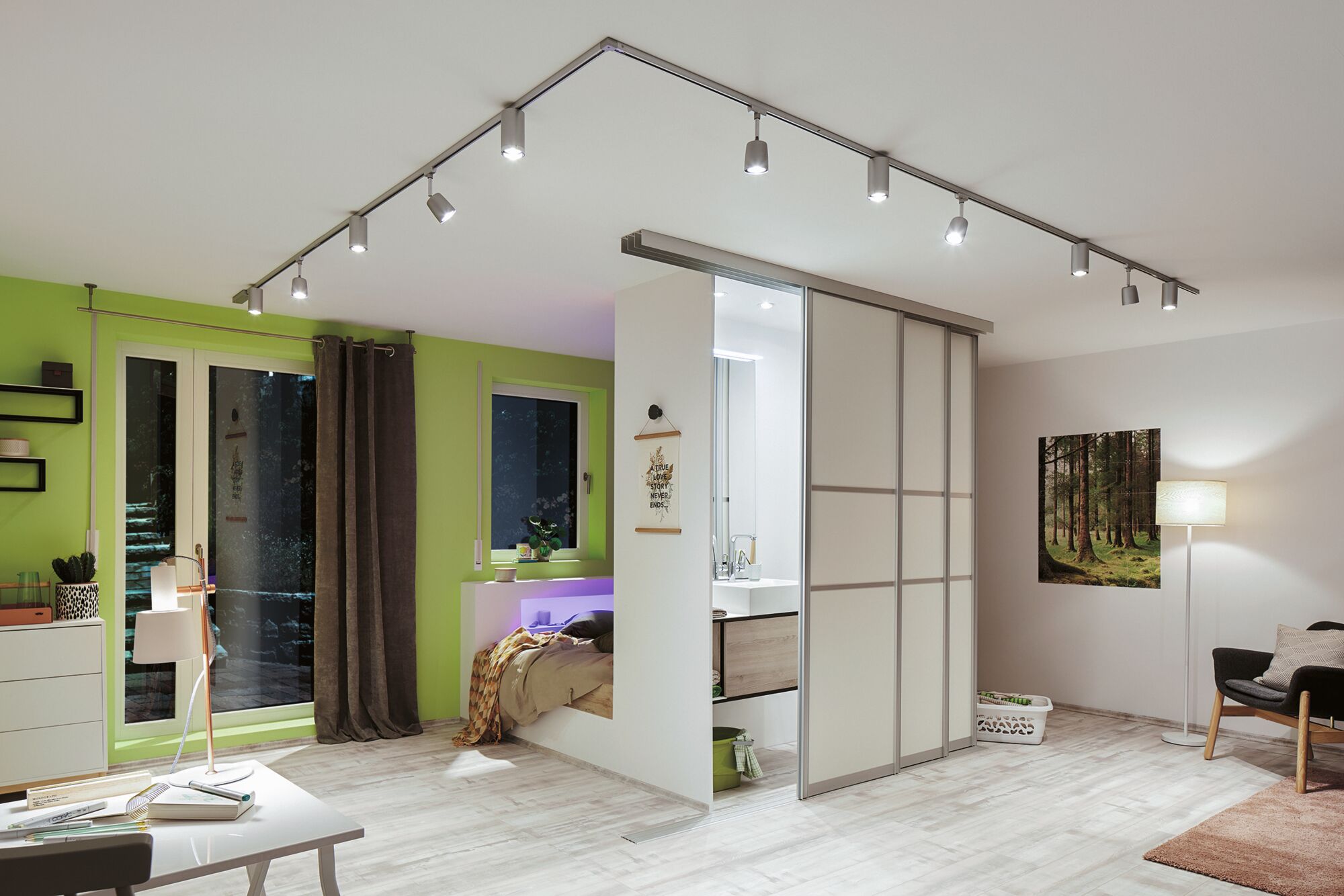 Moderne stue med hvidt loftskinnesystem og justerbare LED-spotlights til fleksibel belysning