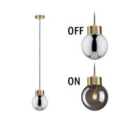 Moderne hanglamp met goudkleurig metaal en rookglas, toont uit- en aan-standen