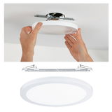 Rond wit LED-plafondpaneel van kunststof met montageclip en installatie aan het plafond