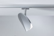 Moderner silberner LED-Strahler aus Metall an Schienensystem für flexible Raumbeleuchtung