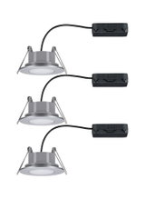 Drie zilverkleurige ronde LED-inbouwspots met zwarte kabels voor moderne binnenverlichting