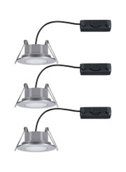 Drie zilverkleurige ronde LED-inbouwspots met zwarte kabels voor moderne binnenverlichting