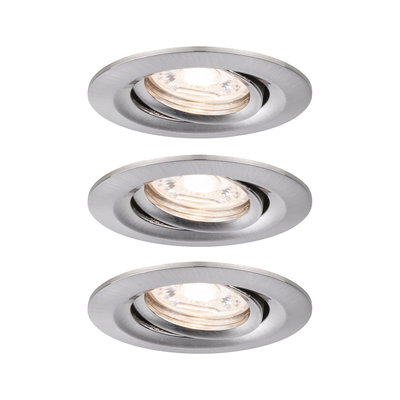 Drie ronde inbouwspots van geborsteld zilverkleurig aluminium met warm wit licht