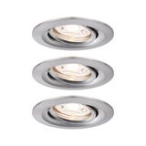 Trois spots encastrés ronds en aluminium brossé argenté avec lumière blanc chaud