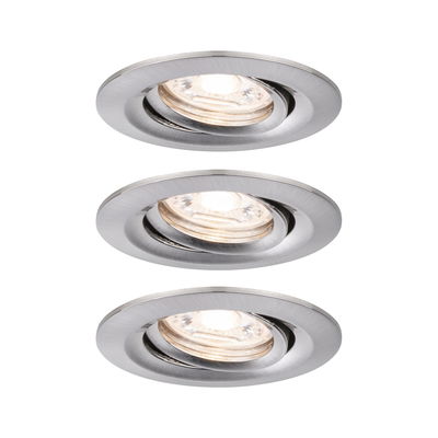 Trois spots encastrés ronds en aluminium brossé argenté avec lumière blanc chaud