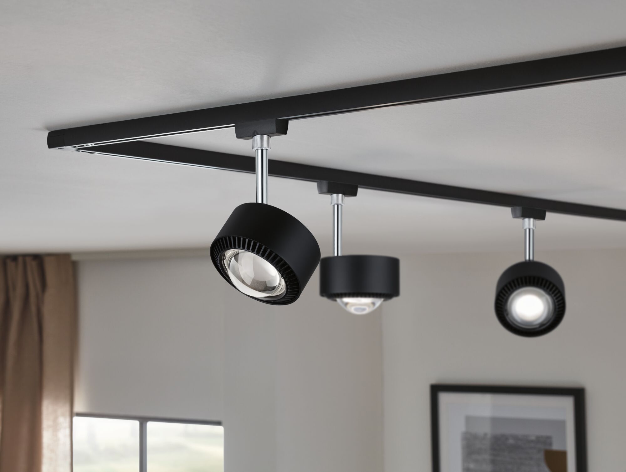 Schwarzes LED-Schienensystem mit drei verstellbaren Strahlern aus Metall für moderne Raumbeleuchtung