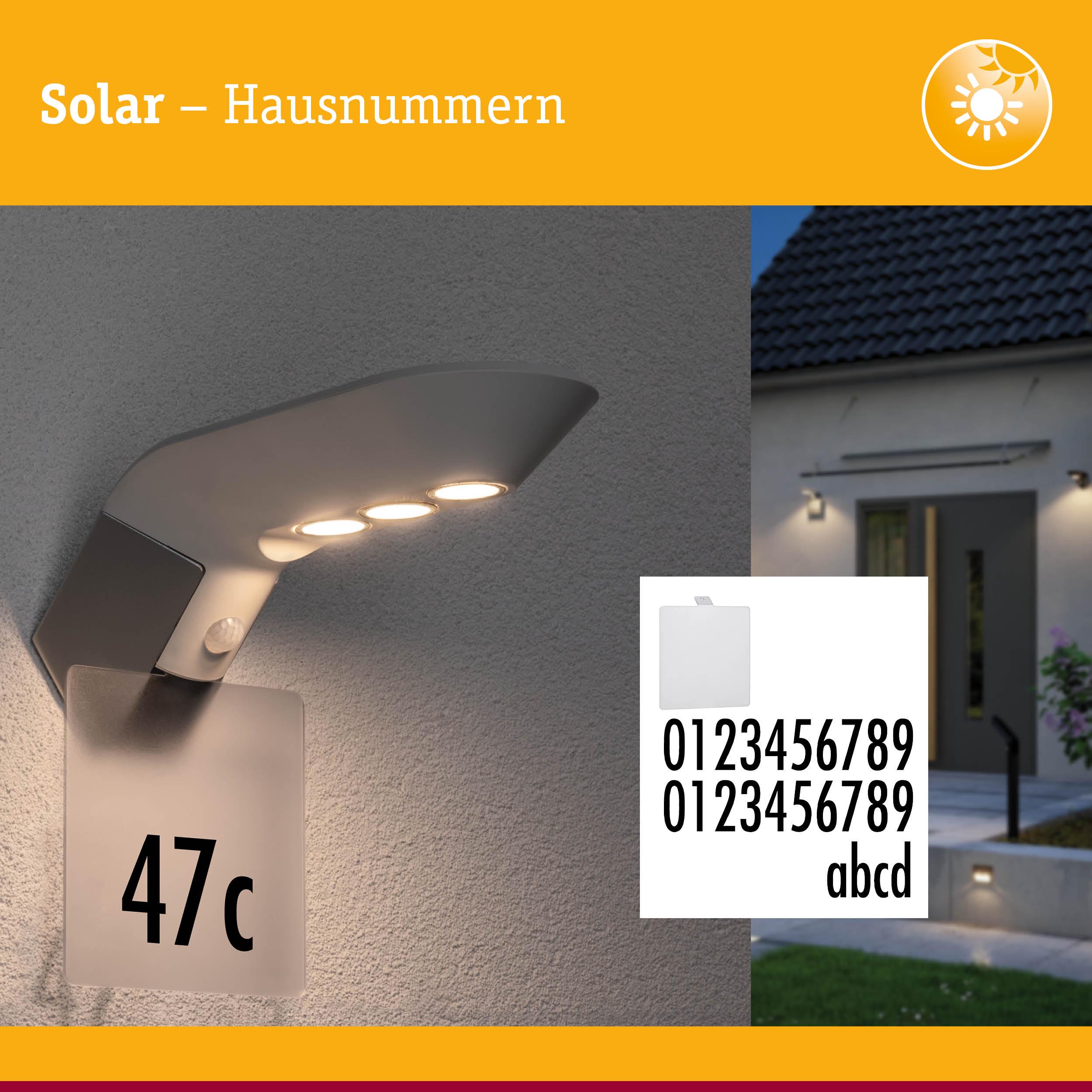 Solarbetriebene Hausnummer mit LED-Leuchte und schwarzer Schrift auf transparentem Schild für Außenbeleuchtung