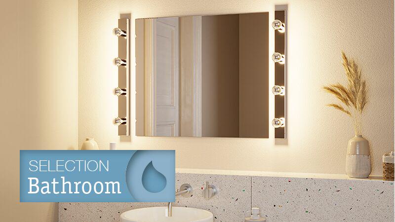 Moderne badeværelse med rektangulært spejl og varm hvid LED metal væglamper til belysning.