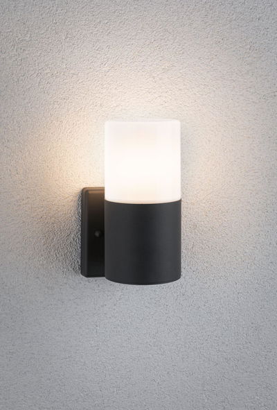 Moderne Wandlampe aus schwarzem Metall mit weißem Glas, geeignet für Außenbeleuchtung.