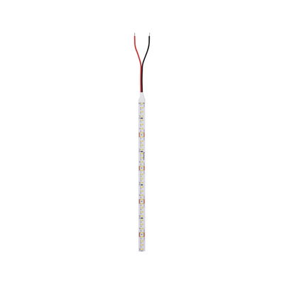 Schmaler LED-Streifen mit weißen LEDs und roten sowie schwarzen Anschlusskabeln für flexible Beleuchtung.