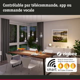 Salle à manger moderne avec suspensions LED en verre dimmables et contrôlables par application et commande vocale