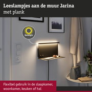 Zwarte Jarina wandlamp met houten plank en warm backlight voor flexibel gebruik in slaapkamer of woonkamer