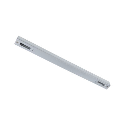 Slanke zilverkleurige aluminium LED-lamp voor moderne binnenverlichting en energiezuinige lichtoplossing.