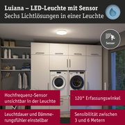Weiße Luiana LED-Deckenleuchte mit Sensor in modernem Waschraum mit Waschmaschine und Trockner